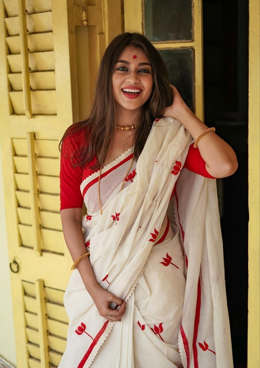 Red And white Lotus printed saree
